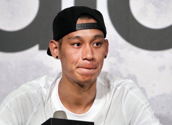 Đặc vụ: Jeremy Lin đã rất phấn khích khi nghe tin anh ta được chuyển đến Lakers. Người ta nói rằng S