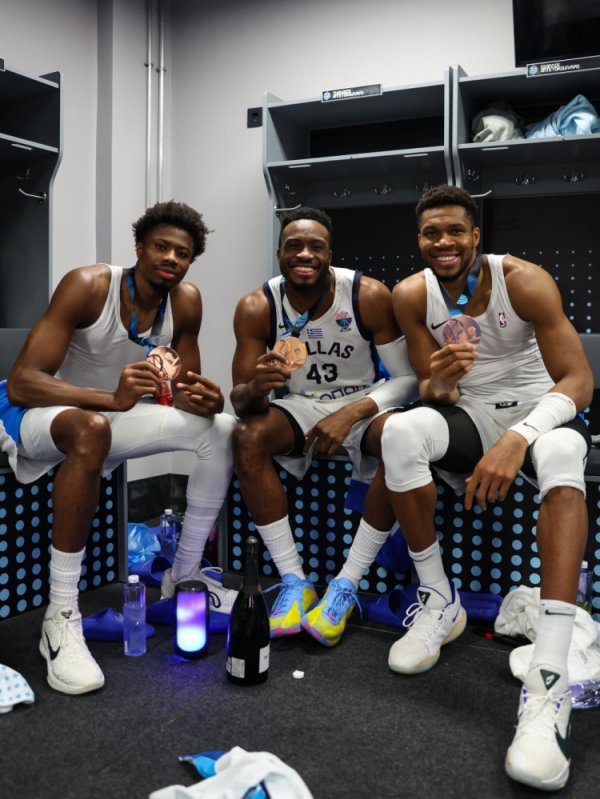 Ba huy chương đồng trong một sự kiện! Antetokounmpo đã đăng một bức ảnh của ba anh em giành huy chươ