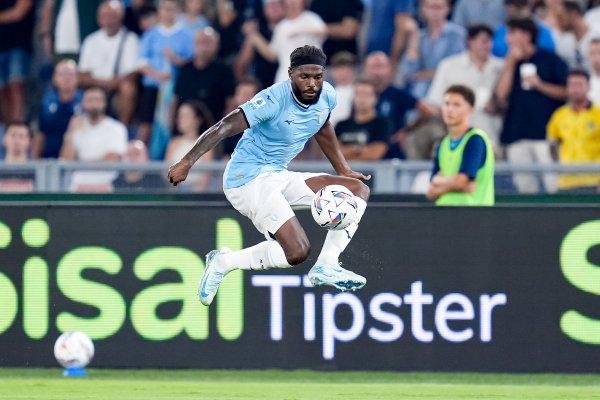 Roti: Tavarez chơi với lửa trong backcourt và thủng lưới bóng. Zachani cáo buộc anh ta về một cuộc x