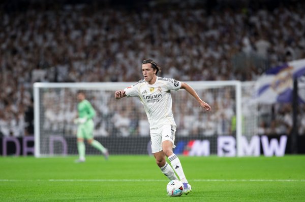 Carreras: Điều quan trọng nhất là ghi 3 điểm trong trò chơi này. Tất cả người chơi Real Madrid đều ở