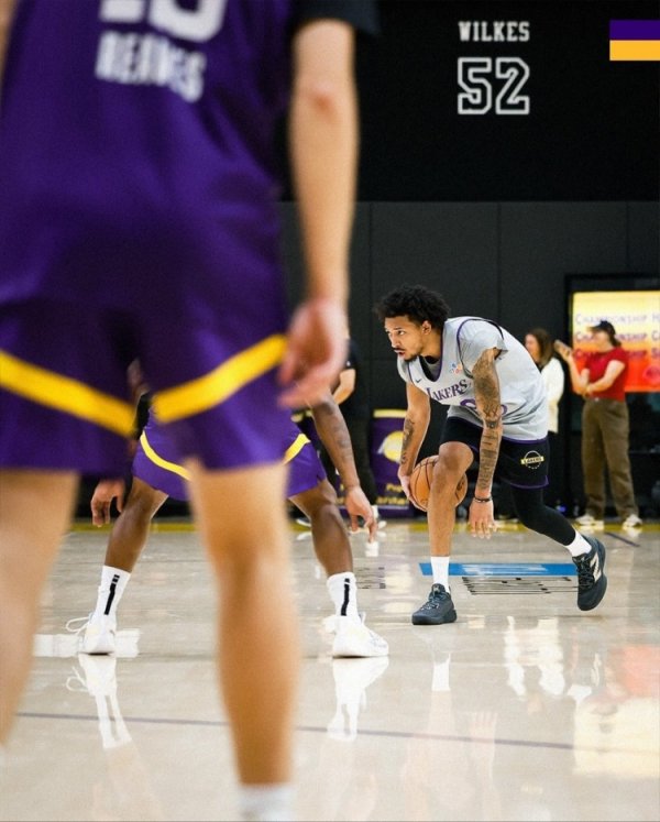 Ảnh buổi tập chính thức của Lakers: Doncic thực hiện cú nhảy xa, Redick chỉ đạo, không có James