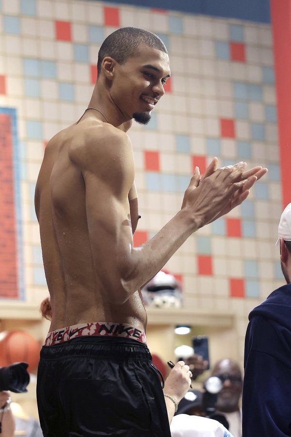 Mei Ji: Tôi đã thấy nhiều cầu thủ xuất sắc, nhưng Wenban thì quá hiếm. Màn trình diễn của anh ấy khi