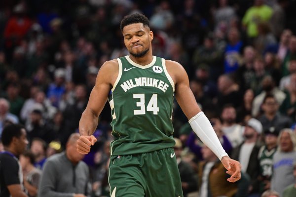 Trận đấu? Rivers: Trọng tài cho rằng Antetokounmpo bị đánh nhưng anh có thể cầm cự nên không phạm lỗ