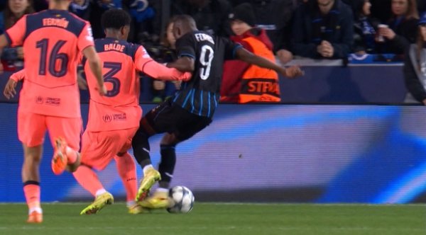 Borges ngã xuống đất trong vòng cấm. Taylor được hưởng quả phạt đền trước, sau đó hủy quả phạt đền s