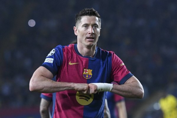 Phóng viên: Lewandowski đang chờ quyết định của Barcelona trước khi quyết định kế hoạch cho mùa giải