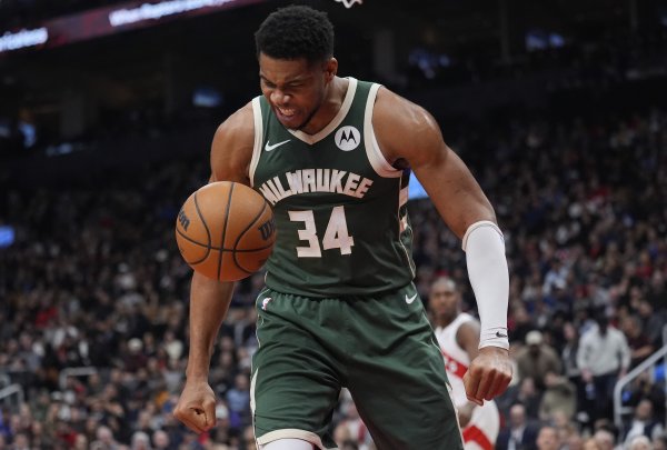 Quá tàn nhẫn! Giannis Antetokounmpo tóm lấy sự phục hồi của Huerter và hạ gục Pavey bằng cả hai tay 