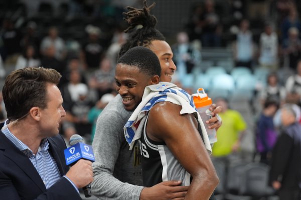 Zhang Jiawei: Fox đã trở lại và đó là một ngày hoàn hảo để Spurs giành chiến thắng. Wenban không thể