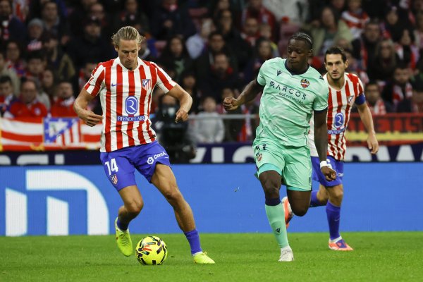 Phóng viên: Nhiều đội bóng Ngoại hạng Anh đang quan tâm tới tiền đạo Ayon của Levante và có thể sẽ c