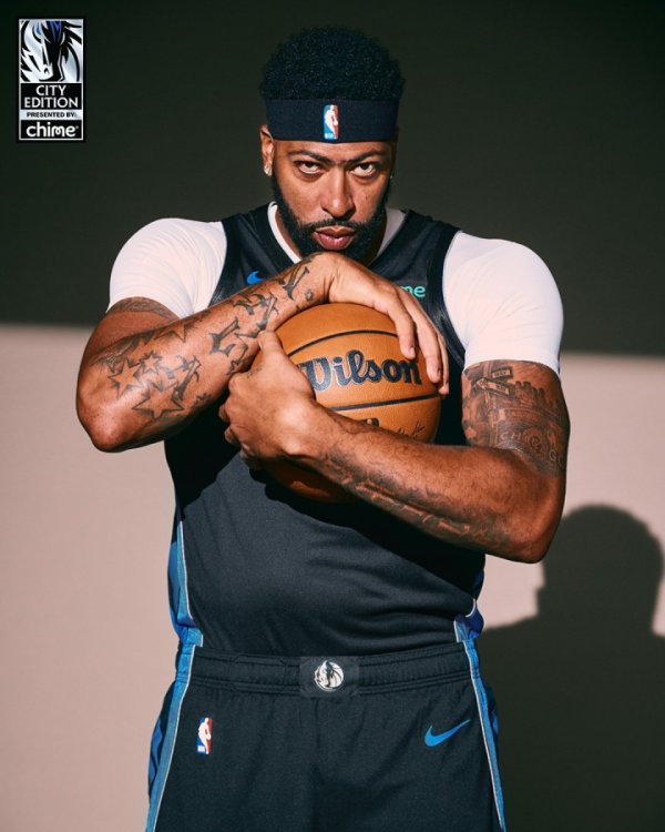 Mavericks khoe áo đấu phiên bản thành phố, truyền thông Mỹ đùa: Lông mày rậm và bụng khá rõ 😂!