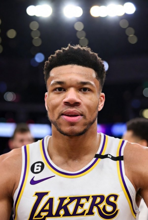 Thư ＂gửi＂ bóng cho Lakers! Cư dân mạng Mỹ: Bắt đầu lo lắng cho đồng đội tương lai. Anh ấy là một Lak