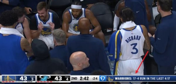 Đánh lại! Warriors bùng nổ trong và ngoài trong 4 phút và tạo nên đỉnh cao tấn công 17-4, trói Heat 