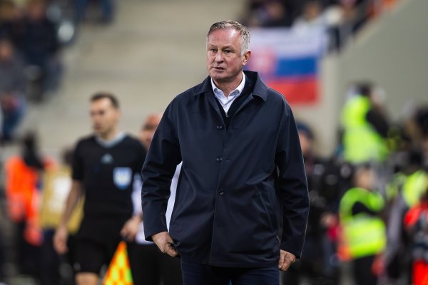 HLV Bắc Ireland: Italy có áp lực lớn hơn Họ là nhà vô địch bốn lần và người hâm mộ đặt nhiều kỳ vọng