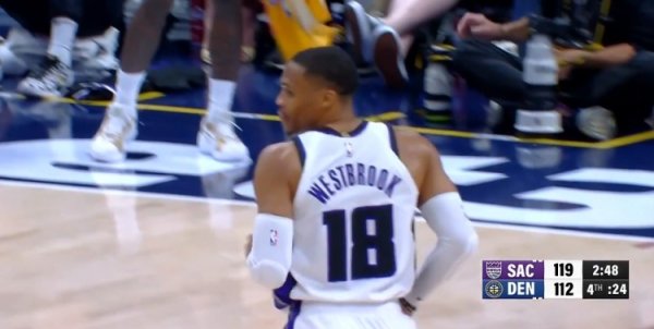 Ăn miếng trả miếng! Westbrook 